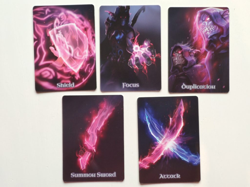 Les 5 cartes actions possibles dans Vanagloria : The Card Game